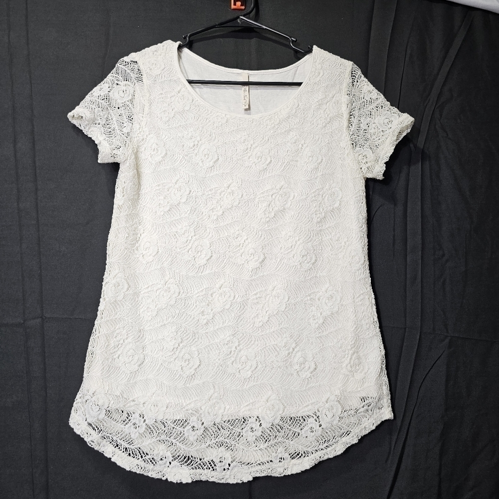 Leo & Nicole crochet lace overlay top size M